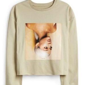 Ariana Grande cropped pullover